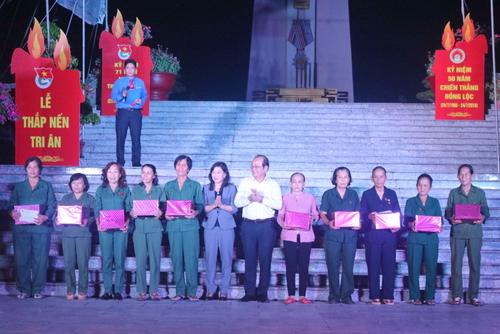 Trao quà cho các cựu Thanh niên xung phong có hoàn cảnh khó khăn trên địa bàn tỉnh