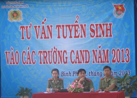 Ban Tổ chức định hướng, tư vấn cho HS các vấn đề liên quan đến ngành CAND