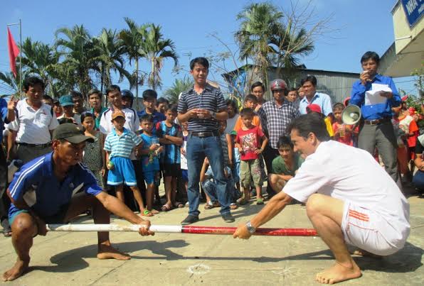 Quận đoàn Thốt Nốt tổ chức trò chơi dân gian cho ĐVTN và người dân địa phương.