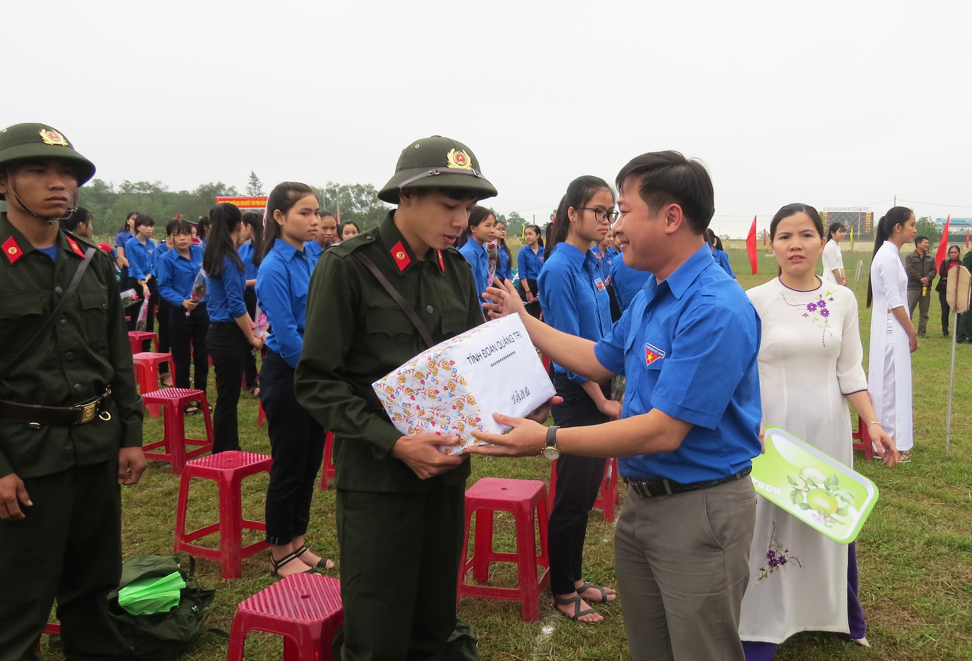 Đồng chí Nguyễn Khánh Vũ - Bí thư Tỉnh đoàn tặng quà cho các tân binh.