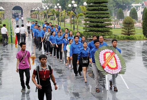 Đại biểu viếng Nghĩa trang liệt sĩ A1 nơi yên nghỉ của 644 anh hùng liệt sĩ đã ngã xuống từ chiến dịch Điện Biên Phủ.