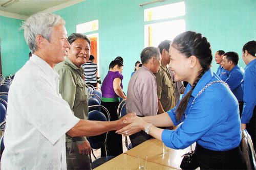 Bí thư Tỉnh đoàn Trà Vinh, chị Huỳnh Thị Hằng Nga thăm hỏi gia đình chính sách tại xã Pom Lót, huyện Điện Biên (tỉnh Điện Biên)