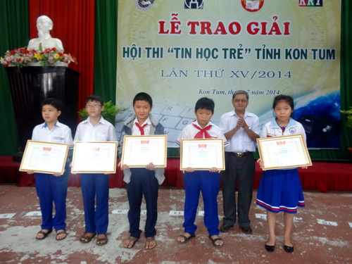 Trao giải cho các thí sinh đoạt giải ở khối tiểu học