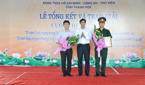 Đ/c Nguyễn Ngọc Tiến – Tỉnh ủy viên, Bí thư Tỉnh đoàn trao giải nhì tập thể cho các đơn vị tham gia cuộc thi “70 năm cách mạng tháng Tám và Quốc khánh nước Cộng hòa XHCN Việt Nam”