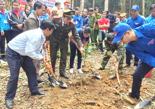 Trồng cây lưu niệm tại căn cứ địa cách mạng