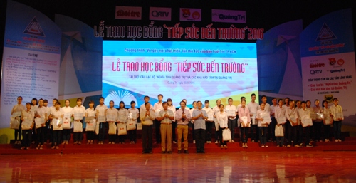 Trao học bổng cho các tân sinh viên