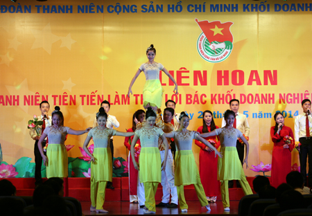 Văn nghệ chào mừng liên hoan