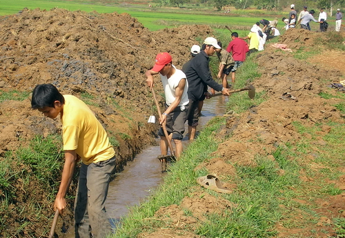 ĐVTN tham gia nạo vét kênh mương