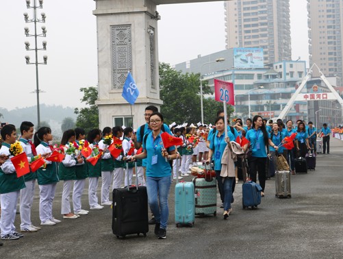 Các đại biểu di chuyển qua cửa khẩu Lào Cai