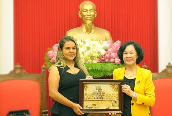 Bí thư T.Ư Đảng, Trưởng Ban Dân vận Trung ương Trương Thị Mai tặng quà lưu niệm Bí thư thứ nhất Đoàn Thanh niên, Thứ trưởng Bộ Văn hóa Venezuela Rodbexa Poleo.